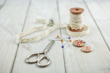 Ahşap üzerine dikiş aksesuarları