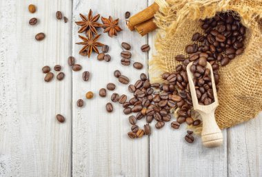 kahve çekirdekleri çanta dışarı dökülen.