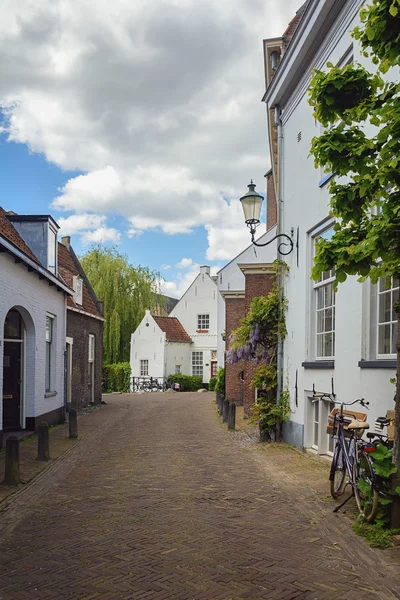 Straat in een kleine stad. — Stockfoto