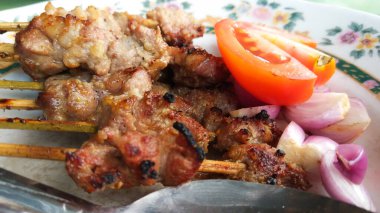 Tengkleng keçisi ya da Tengkleng keçisi, keçi eti ve kemiklerinin ana bileşenlerine sahip baharatlı bir çorbadır. Vücut için sıcak baharatlı Endonezya yemekleri