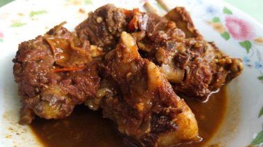 Tengkleng keçisi ya da Tengkleng keçisi, keçi eti ve kemiklerinin ana bileşenlerine sahip baharatlı bir çorbadır. Vücut için sıcak baharatlı Endonezya yemekleri