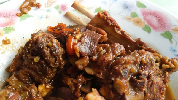 テンクレンヤギやテンクレンヤギは ヤギの肉や骨の主成分を持つスパイシーなスープの一種です 体のための暖かいスパイスとおいしい伝統的なインドネシア料理 — ストック写真