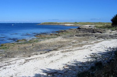 Le bleu de la mer et la plage sauvage.