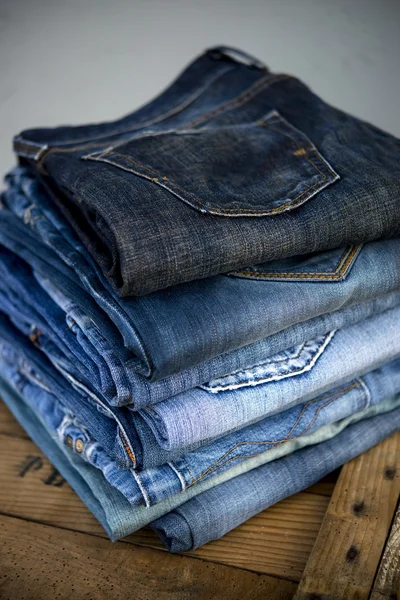 Pilha de jeans — Fotografia de Stock