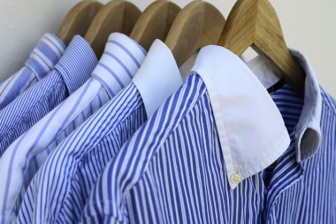 ahşap askı gömlek