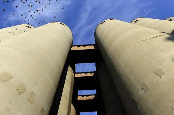 Silo și Crane Sky Blue — Fotografie, imagine de stoc