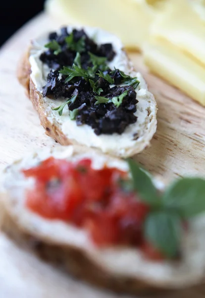 Vegetarische Bruschetta mit schwarzen Oliven — Stockfoto