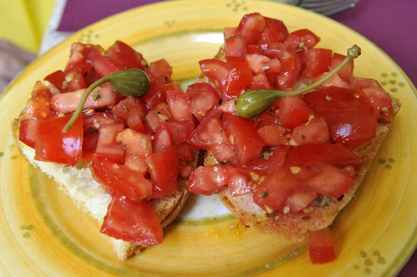 Bruscetta met tomaten en kappertjes — Stockfoto