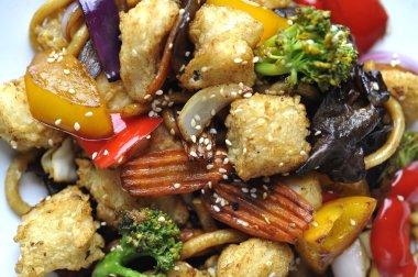 Asya yemek tavuk tempura ve sebze ile