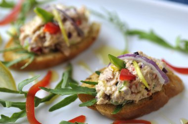 Somon salata kanepeler