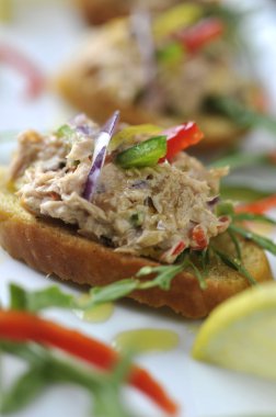 Somon salata kanepeler