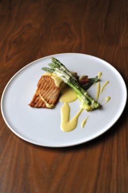 fırında somon ve kuşkonmaz