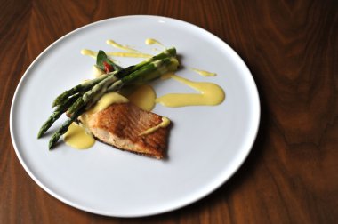 fırında somon ve kuşkonmaz