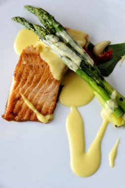 fırında somon ve kuşkonmaz