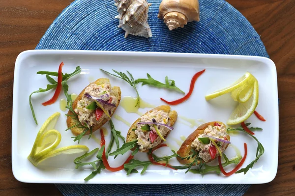 Somon salata kanepeler — Stok fotoğraf