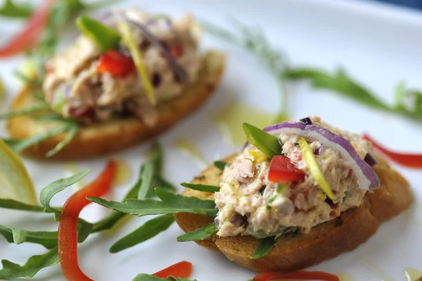 Somon salata kanepeler