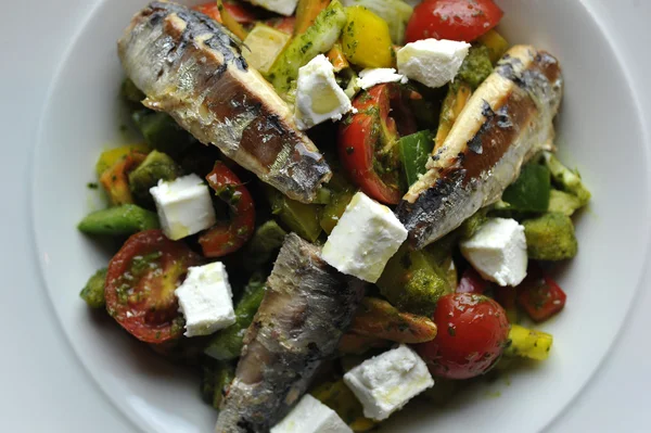 Sardalya filetosu doğranmış sebze ile