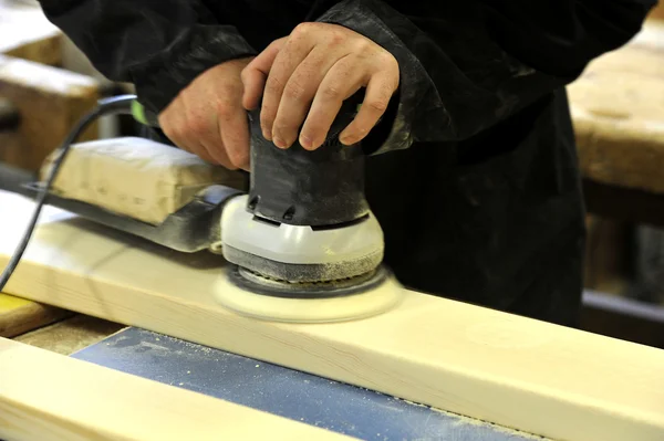 Sander kullanarak marangoz