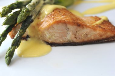 fırında somon ve kuşkonmaz