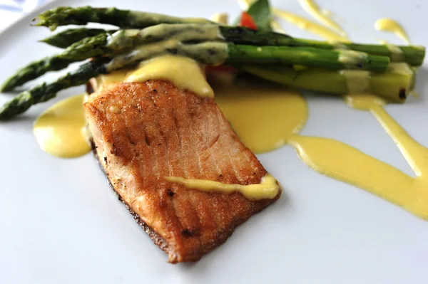 Baked salmon and asparagus — Stock Photo, Image
