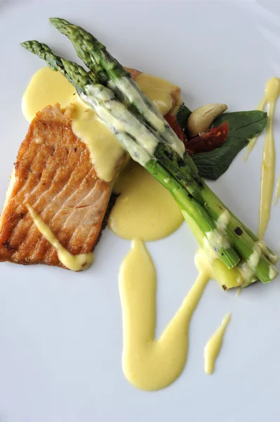 Gebackener Lachs und Spargel — Stockfoto