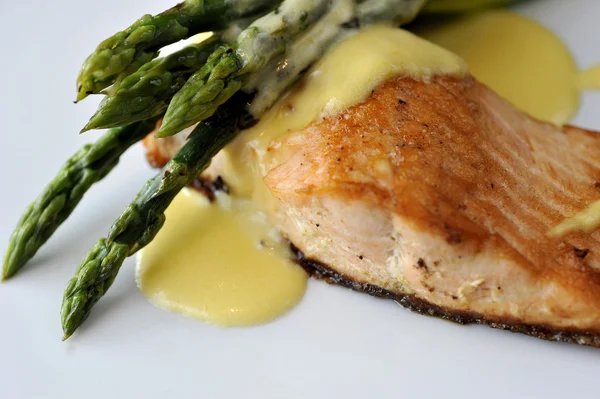 Salmón y espárragos al horno — Foto de Stock