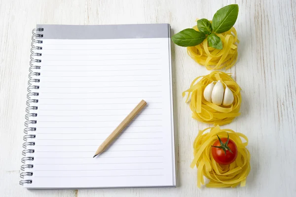 Pasta mit leerem Rezeptbuch — Stockfoto