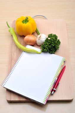 Kırmızı biber, sarımsak, soğan, maydanoz ile boş tarif kitabı
