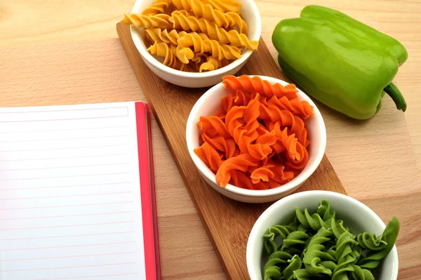 Boş tarifi kitabı ve yeşil paprtika ile makarna