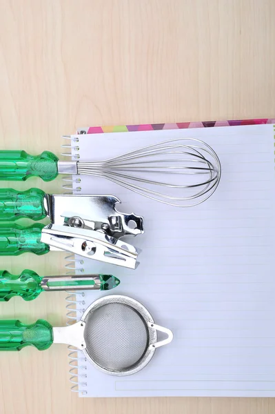 Libro de recetas en blanco con herramientas de cocina — Foto de Stock