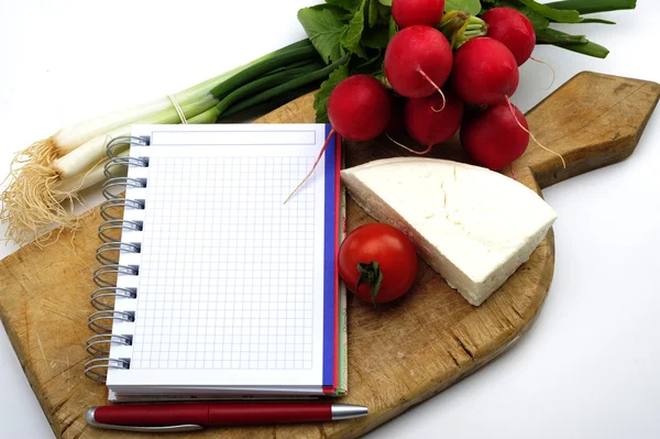 Świeżych warzyw z serem i książkę kucharską puste — Zdjęcie stockowe