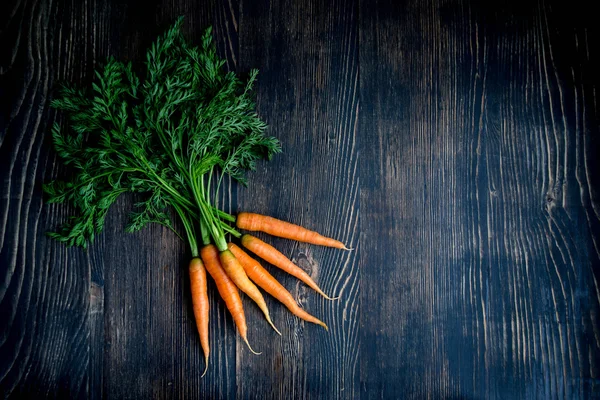 Кучка органической моркови — стоковое фото