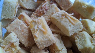 Kastengel kurabiyeleri kutunun içine konuyor