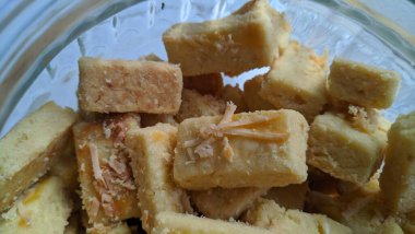 Kastengel veya Kue Keju veya Hollanda peynirli çubuk kurabiyeleri