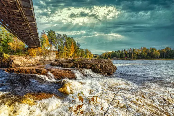Yürüyüşe çık Norveç dağlarında güzel sonbaharın tadını çıkar.