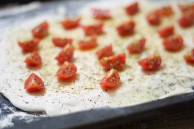 Pişirmeden önce kiraz domatesli ekmek