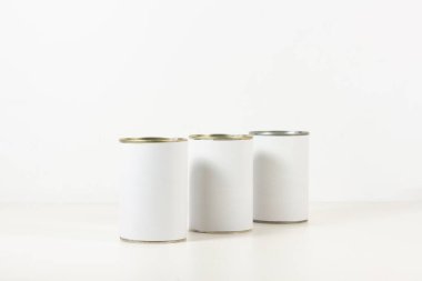 beyaz arkaplanda teneke kutular