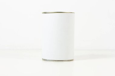 Tahta bir masada boş beyaz kağıt tutacağı