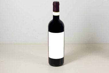 Beyaz arka planda şarap şişesi