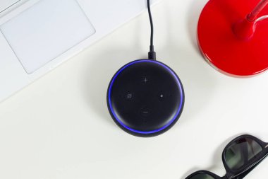 Masadaki akıllı ev asistanı 