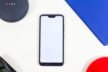 Beyaz arkaplanda akıllı asistan ve akıllı telefon