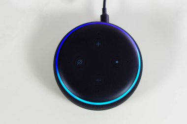 Masadaki akıllı ev asistanı 