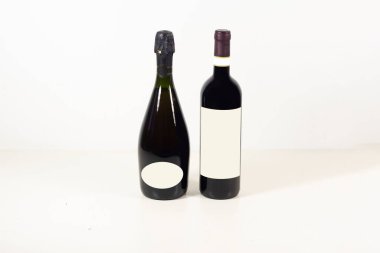 Beyaz arka planda şarap şişeleri