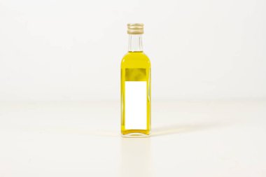 Beyaz arka planda zeytin yağı şişesi 