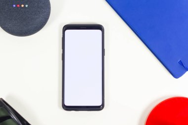 Beyaz arkaplanda akıllı asistan ve akıllı telefon