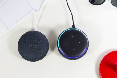 Beyaz arkaplanda akıllı asistan ve akıllı telefon