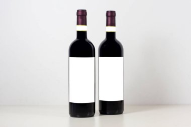 Beyaz arka planda şarap şişeleri