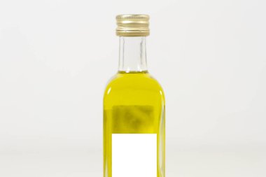 Beyaz arka planda zeytin yağı şişesi 