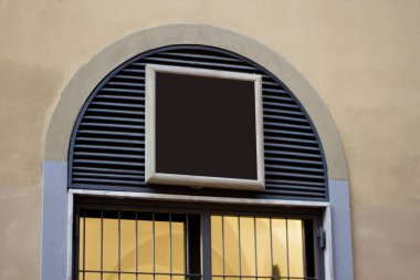 Camlı bir ev penceresi