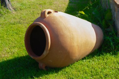 Çimlerin üzerinde kil sürahi 